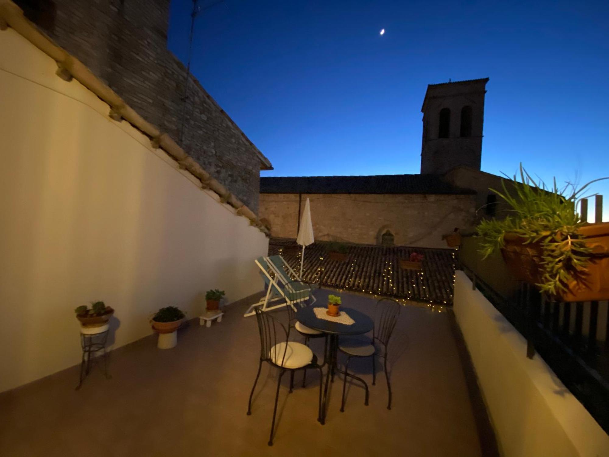 App. Con Terrazza Panoramica In Centro-Montefalco Buitenkant foto