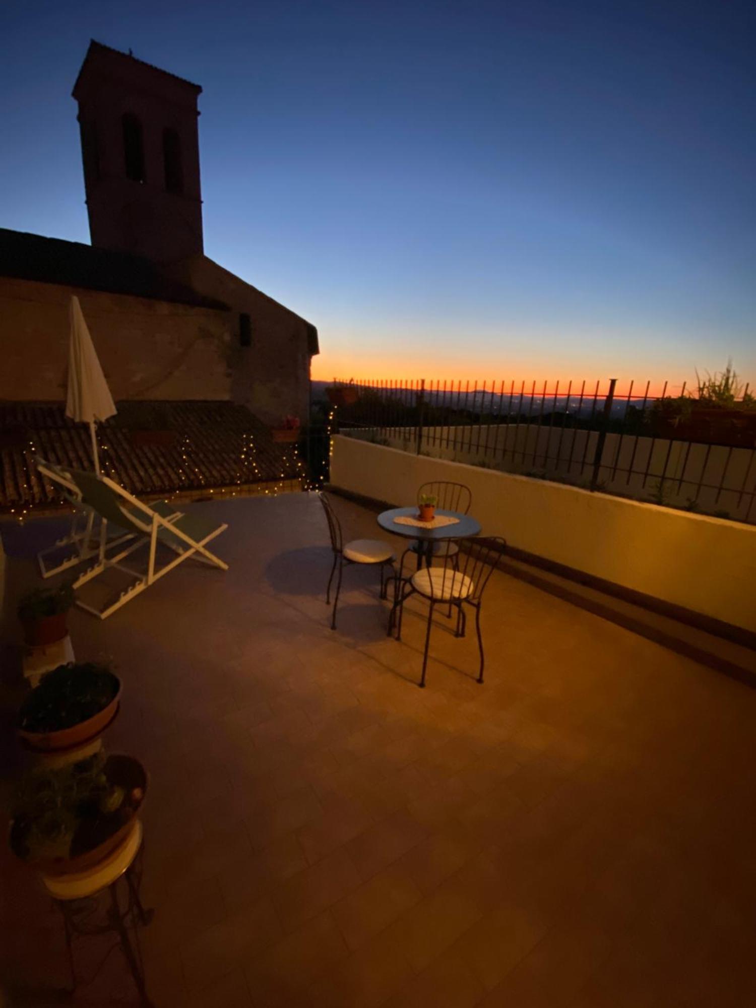 App. Con Terrazza Panoramica In Centro-Montefalco Buitenkant foto