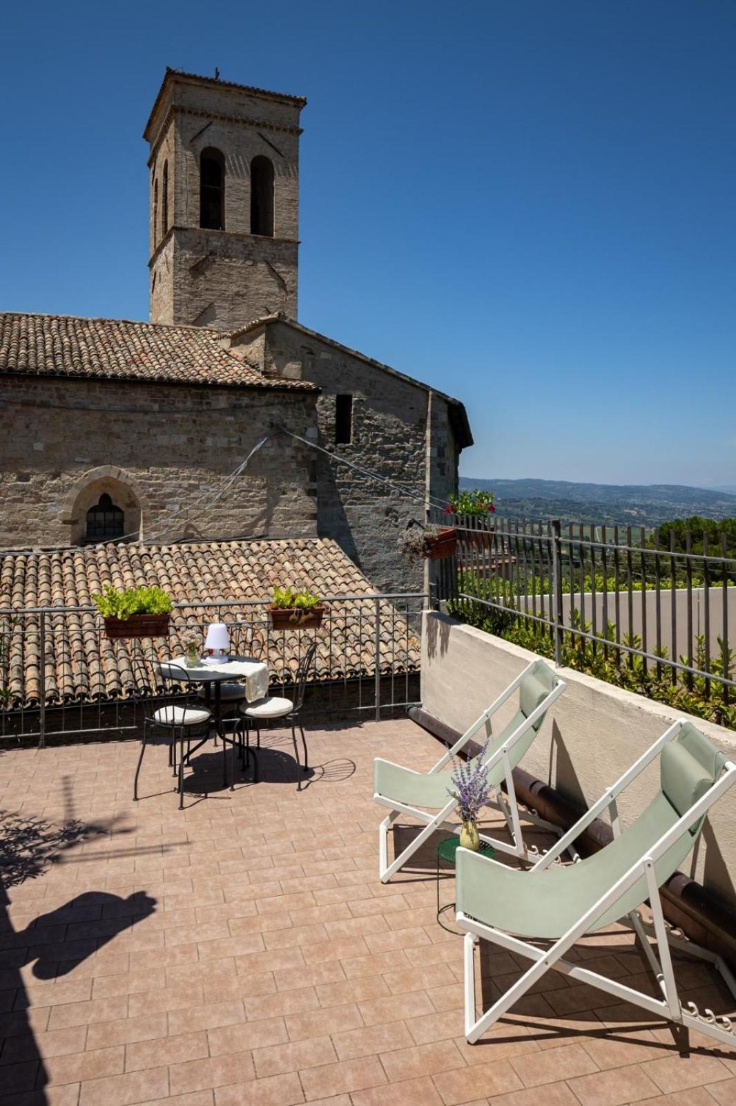 App. Con Terrazza Panoramica In Centro-Montefalco Buitenkant foto