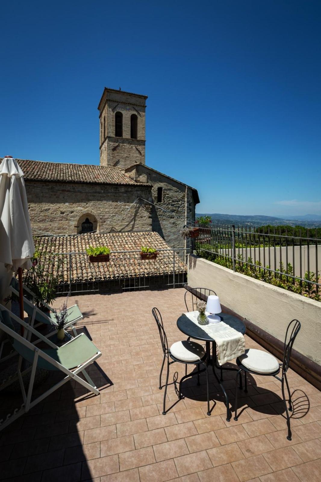 App. Con Terrazza Panoramica In Centro-Montefalco Buitenkant foto